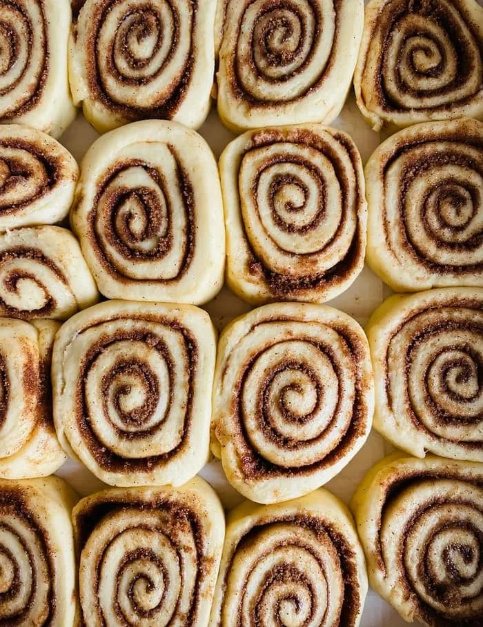 Rows of cinnamon buns